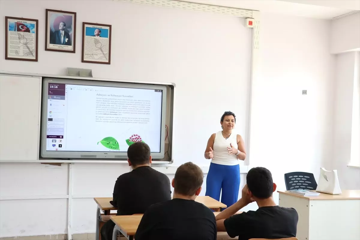 Meme Kanserini Yenerek Okuluna Dönen Öğretmene Sürpriz Kutlama
