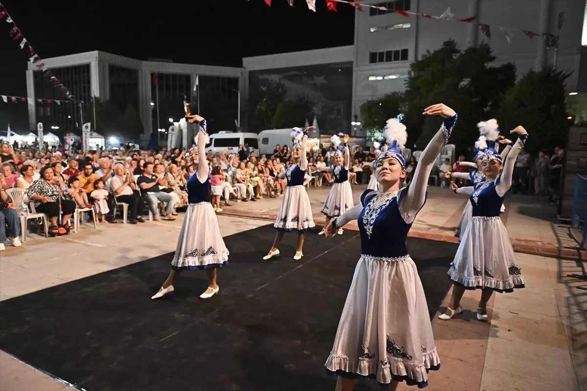 Muratpaşa'da Yöreler ve Renkler Festivali'nde Komşu Ülkeler Gecesi Düzenlendi