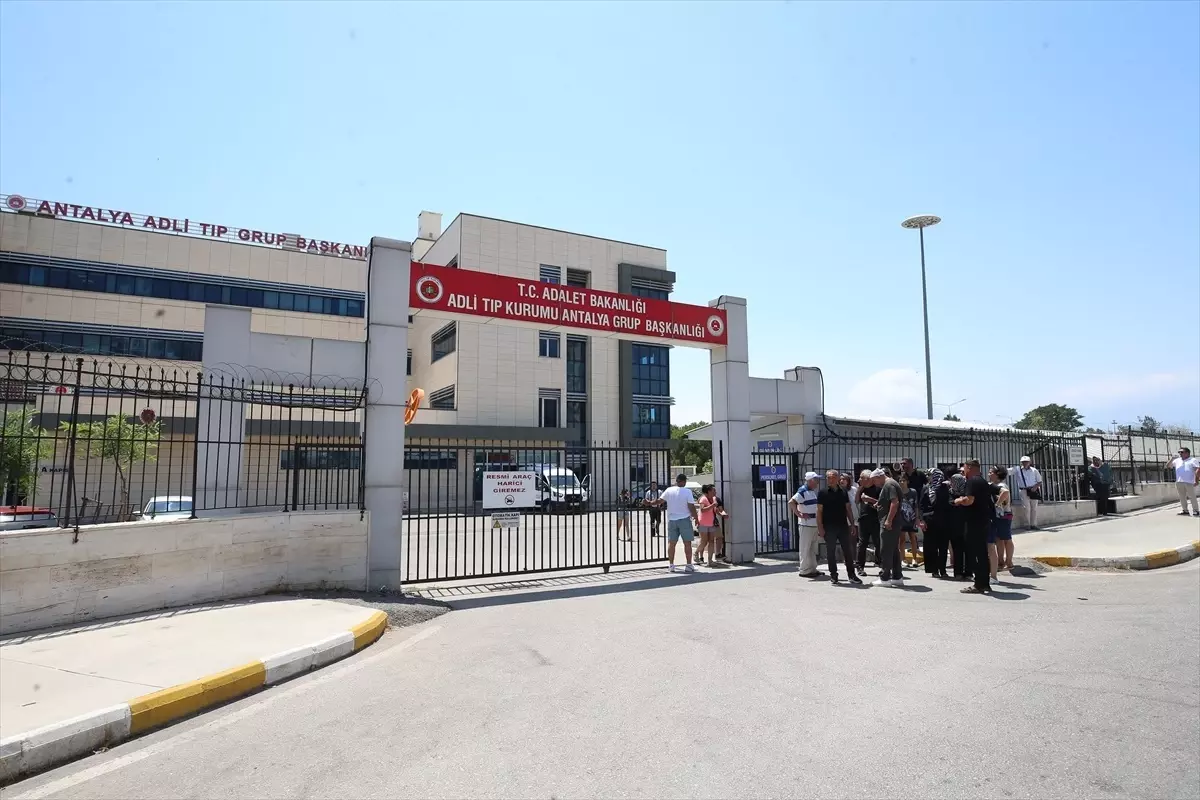 Antalya'da Kontrolden Çıkan Otomobil Kazası: 1 Ölü, 3 Yaralı