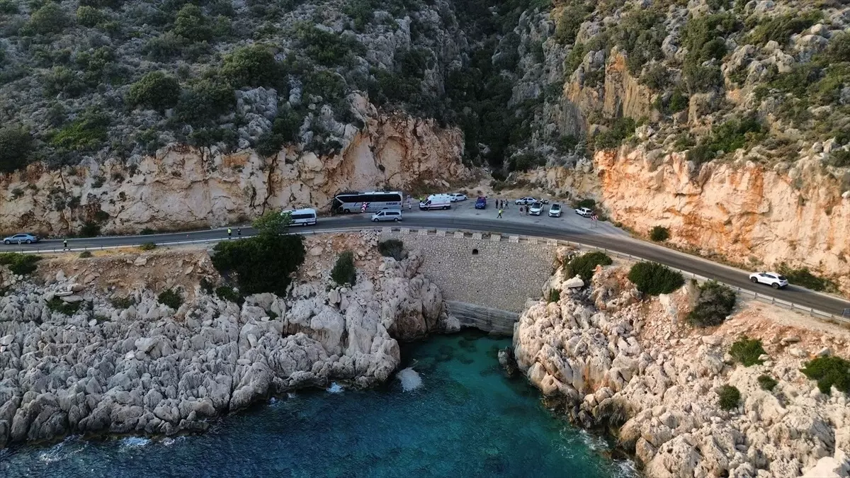 Antalya'da Yolcu Otobüsü Kazası: 8 Yaralı