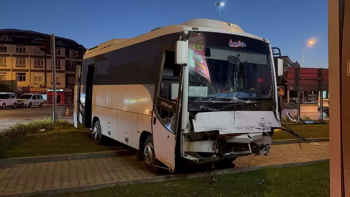 Gazipaşa'da Midibüs ile Hafif Ticari Araç Çarpıştı: 6 Yaralı