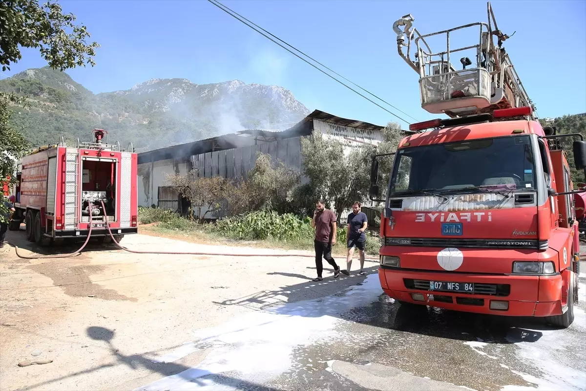 Alanya'da Mobilya Atölyesinde Yangın Çıktı