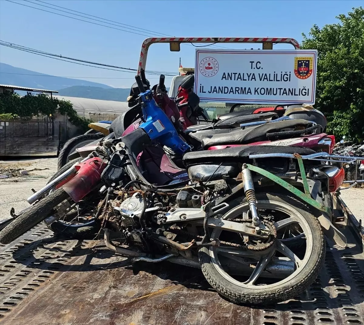 Antalya'da Motosiklet Denetimleri: 98 Araç Trafikten Men Edildi