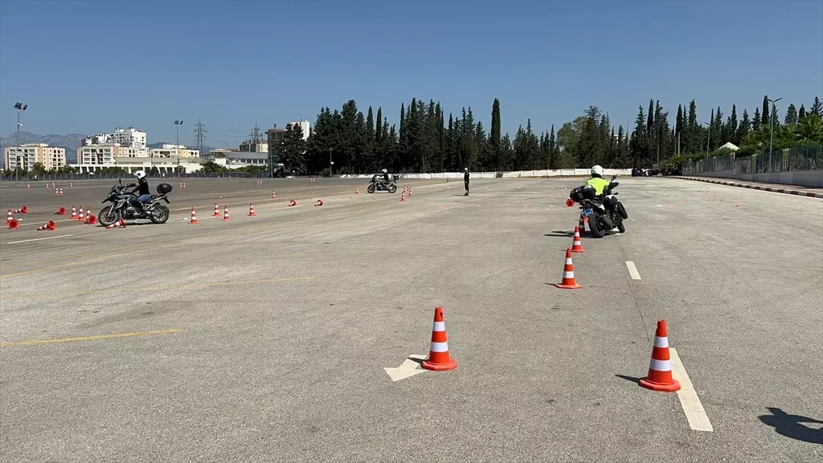 Antalya'da Motosikletli Polisler İçin Güvenli Sürüş Eğitimi