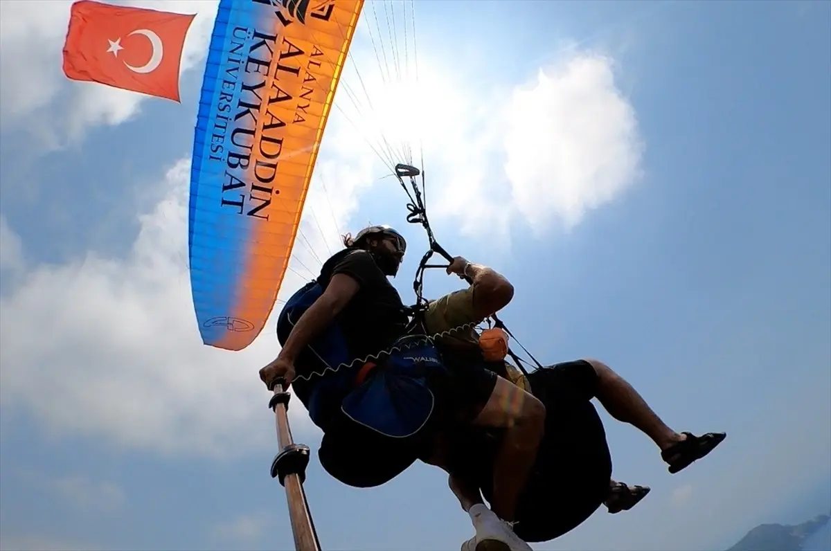 Antalya'da öğrenciler gökyüzünde ve sualtında gerçekleşen etkinliklerle 15 Temmuz şehitlerini andı