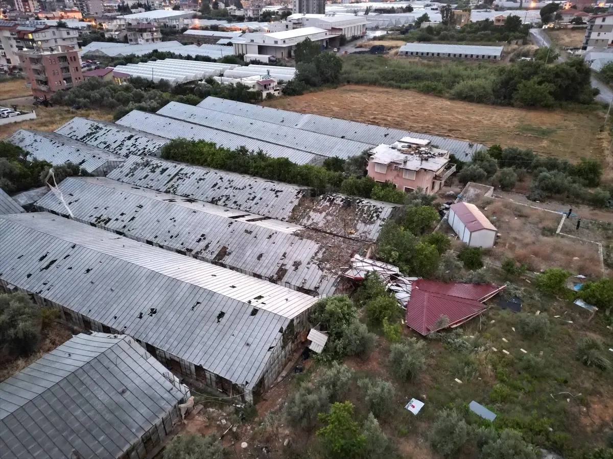 Antalya'da Hortum Zarar Verdi: Evler ve Seralar Hasar Gördü