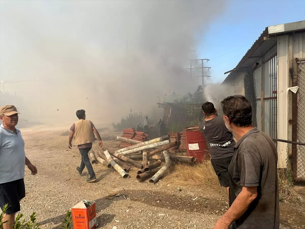 Antalya'nın Aksu İlçesinde Yangın Çıktı