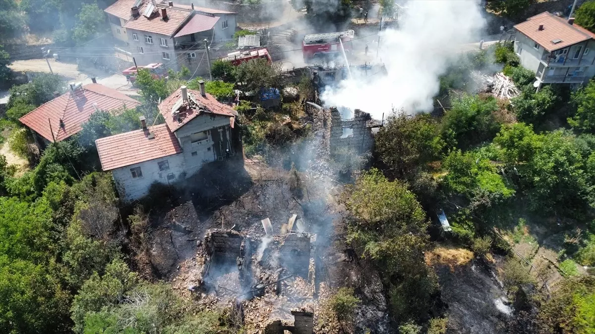 Antalya'da Otluk Alandan Kalkan Yangın Evlere Sıçradı