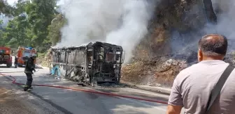 Antalya'da Otobüste Çıkan Yangın Ormana Sıçradı