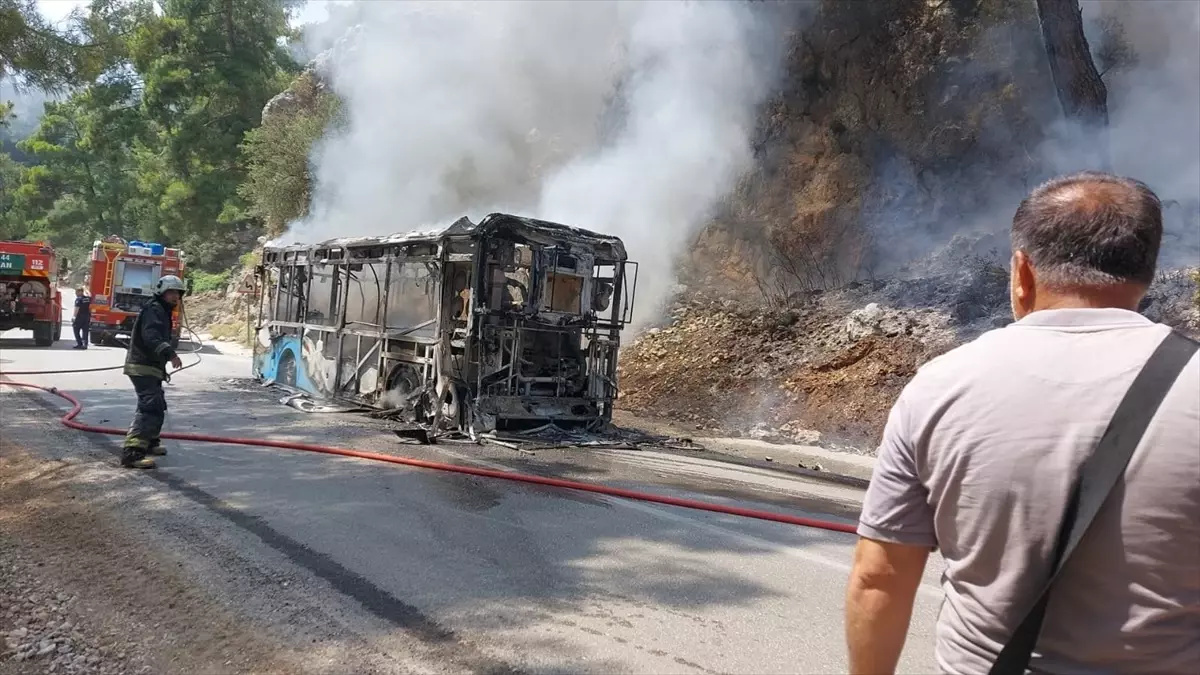 Antalya'da Otobüste Çıkan Yangın Ormana Sıçradı