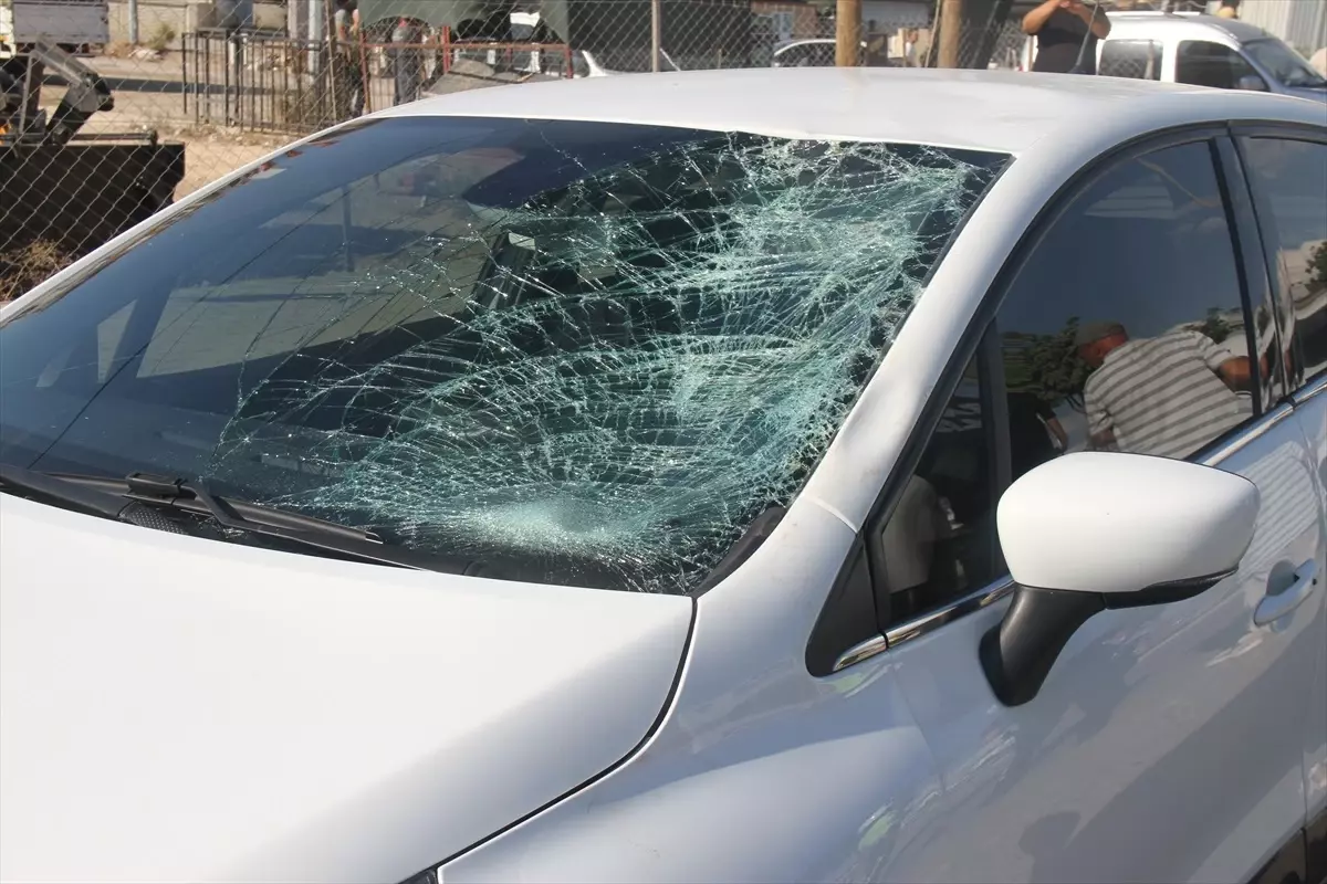 Serik'te Baba ve Oğluna Otomobil Çarptı