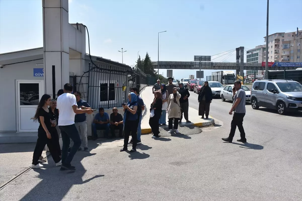 Antalya'da Otomobilin Çarptığı Baba ve Oğlu Hayatını Kaybetti