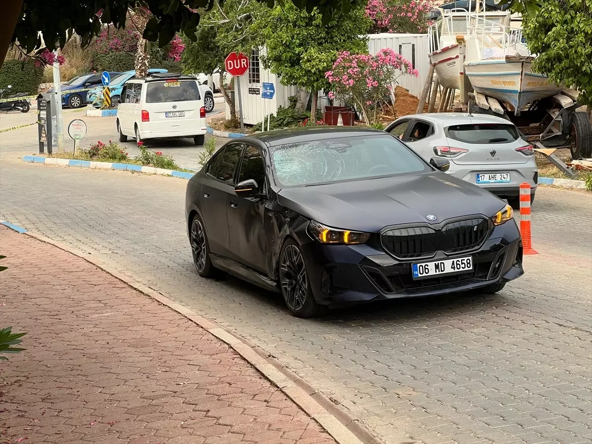 Antalya'da Otomobil ve Motosiklet Çarpıştı: 2 Yaralı