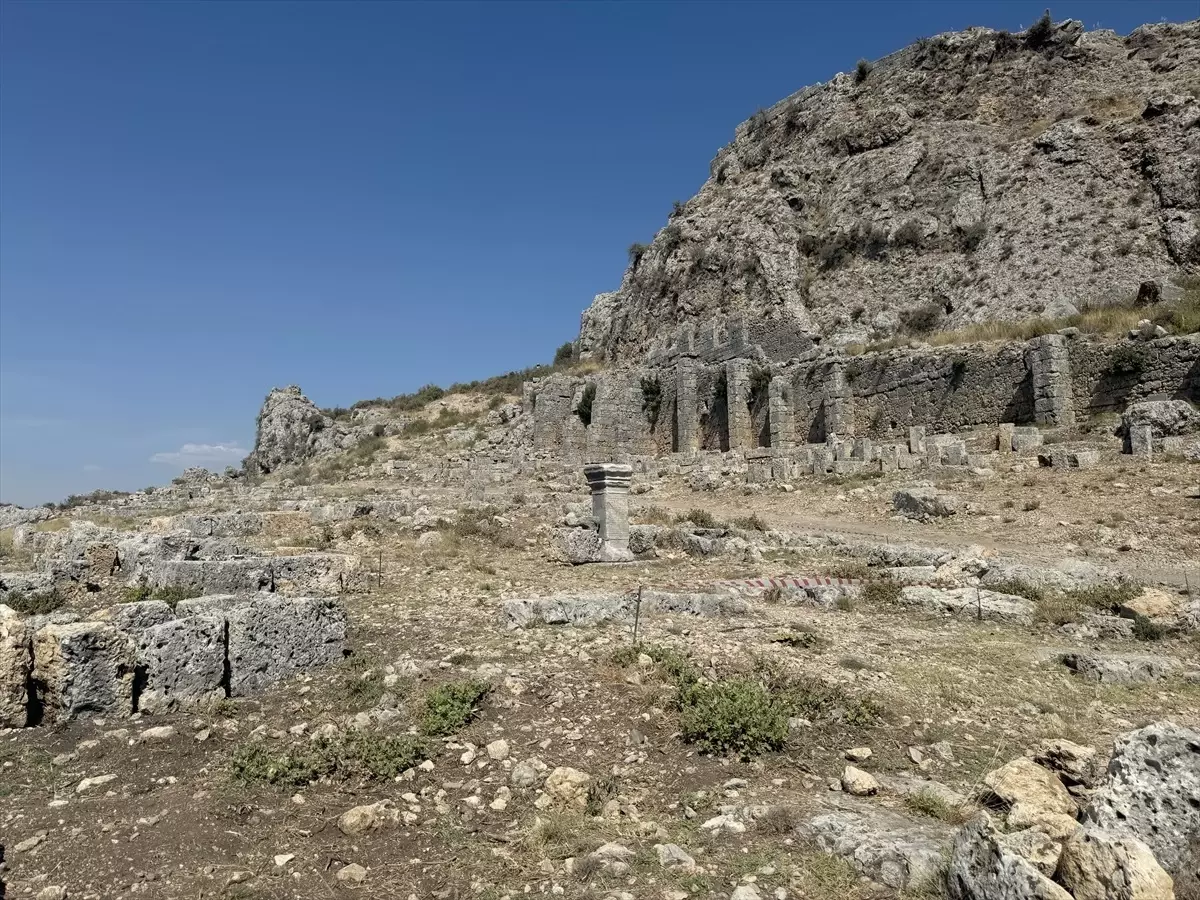 Sillyon Antik Kenti'nde Roma Dönemi Hayırseveri Menodora'nın Mezarı Bulundu