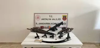 Antalya'da Ruhsatsız Silah Operasyonu: 5 Gözaltı