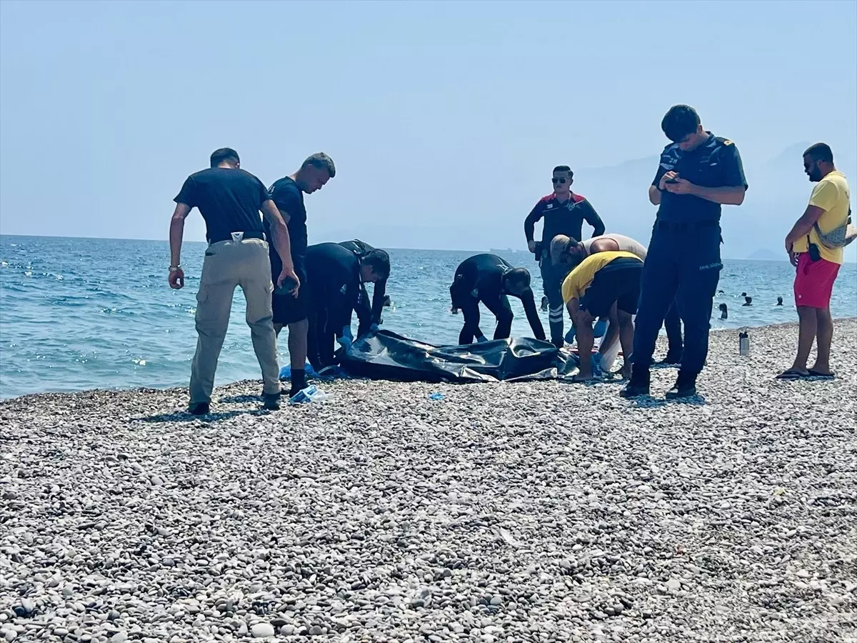 Antalya'da Kıyıda Erkek Cesedi Bulundu