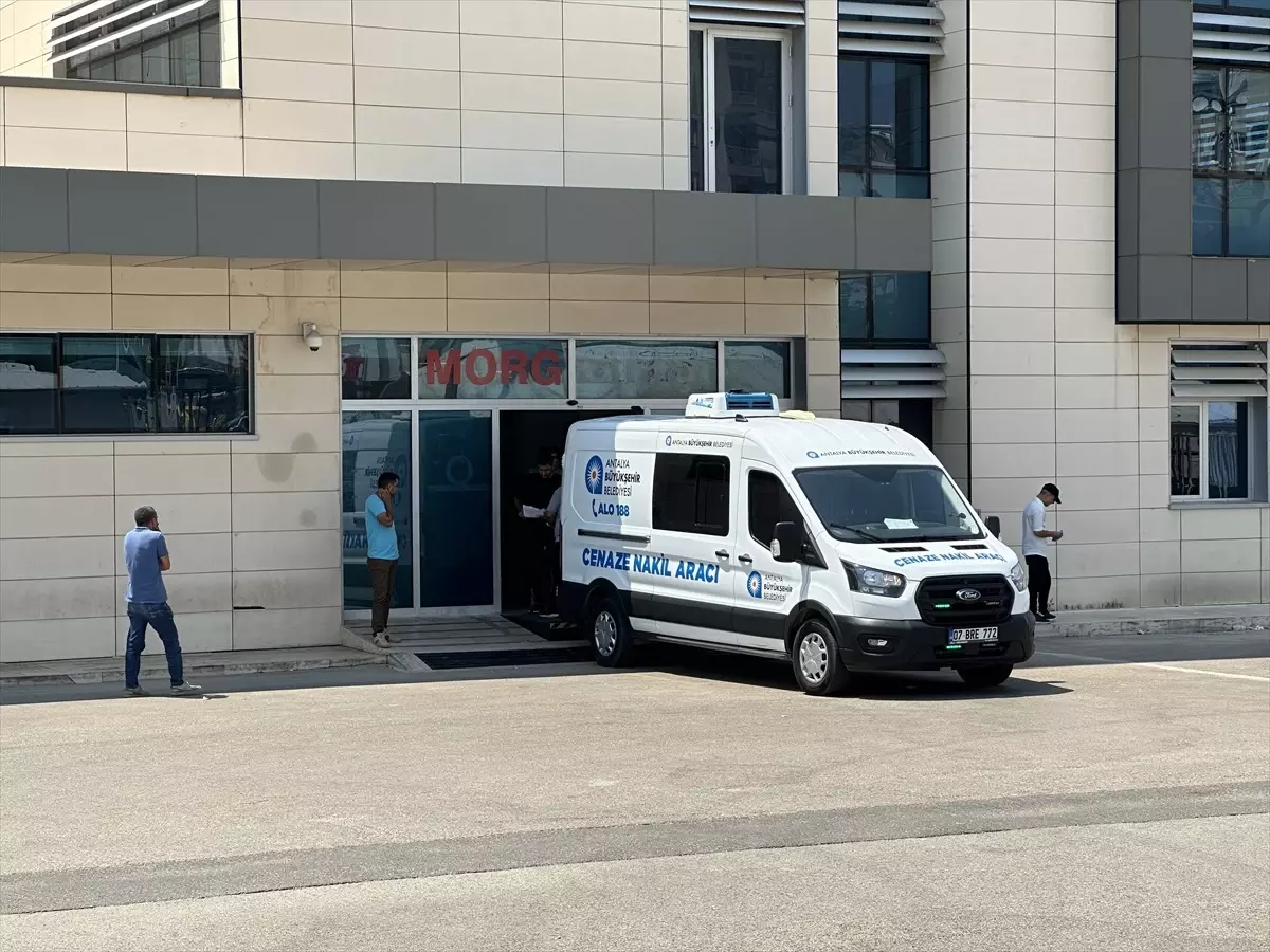 Antalya'da Baygın Bulunan Genç Hastanede Hayatını Kaybetti