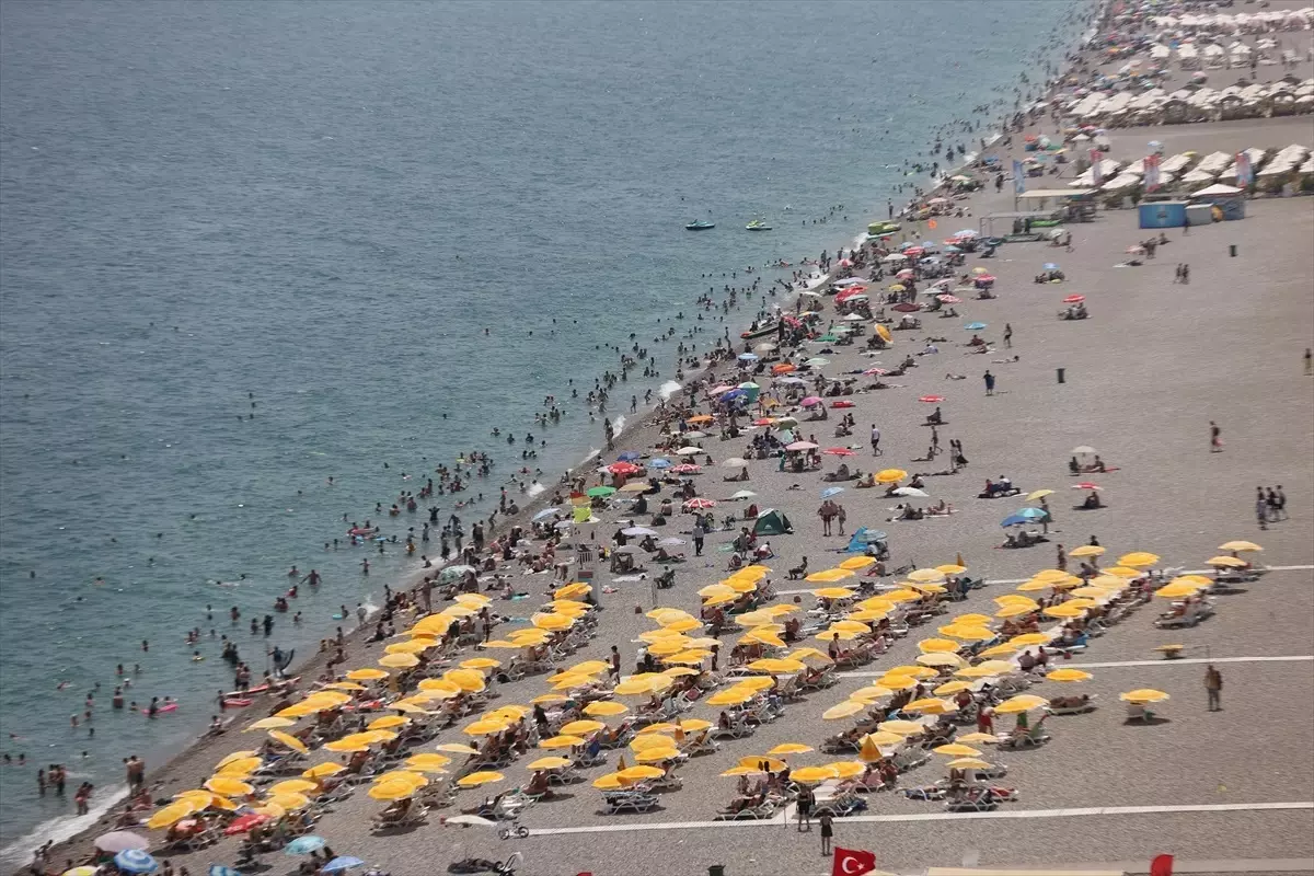 Antalya'da Kurban Bayramı Yoğunluğu: Sıcak Hava ve Kalabalık Sahiller