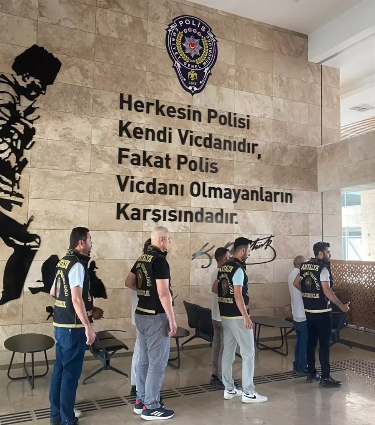 Antalya'da Sahte Belgelerle Gayrimenkul Satışı Yapmaya Çalışan 4 Kişi Tutuklandı