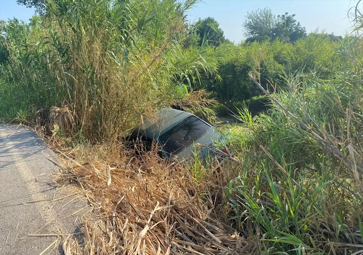 Antalya'da Otomobil Şarampole Devrildi: Anne ve Kızı Yaralandı