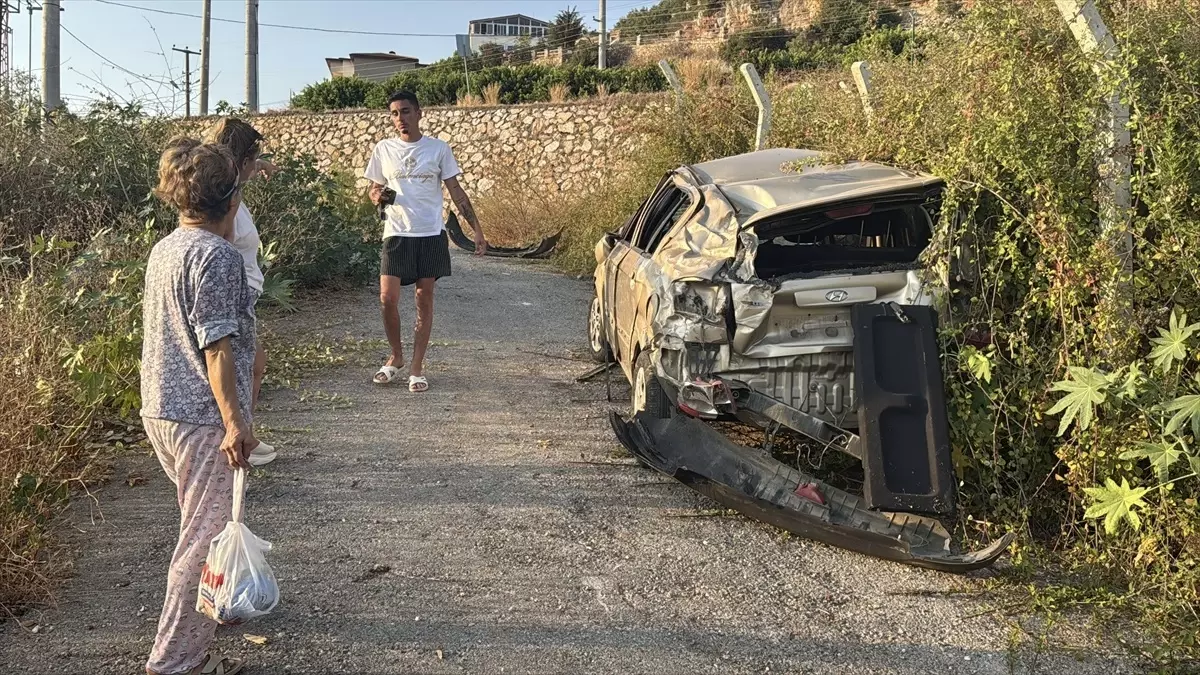Alanya'da Şarampole Devrilen Otomobilin Sürücüsü Yaralandı