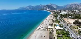 Antalya'da Sıcak Hava, Turistleri Sahillere Yönlendirdi