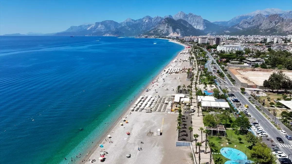Antalya'da Sıcak Hava, Turistleri Sahillere Yönlendirdi