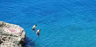 Antalya'da Sıcak Hava Turistleri Etkiledi