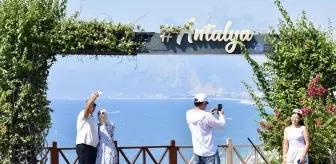 Antalya'da Sıcak Hava ve Yüksek Nem, Plajları Doldurdu