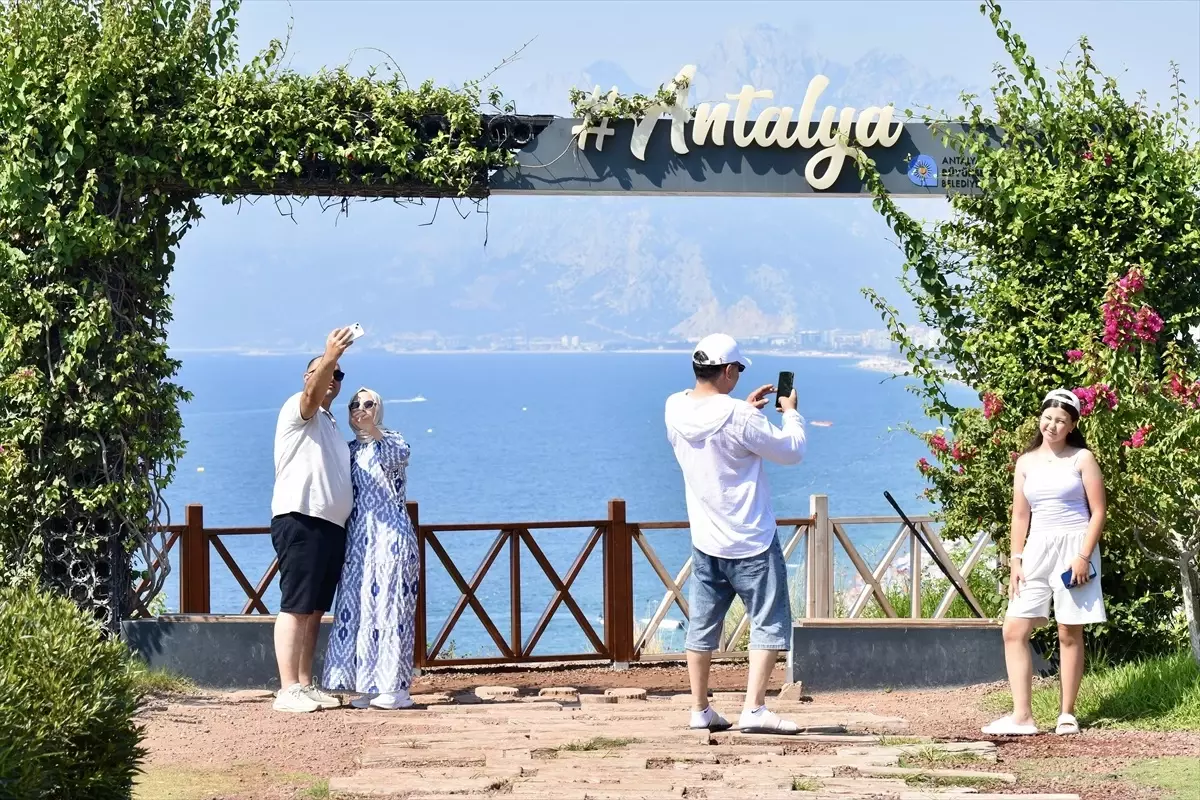 Antalya'da Sıcak Hava ve Yüksek Nem, Plajları Doldurdu