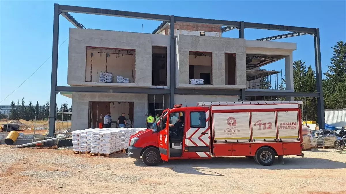 Antalya'da Su Kuyusundaki İşçi İtfaiye Ekipleri Tarafından Kurtarıldı