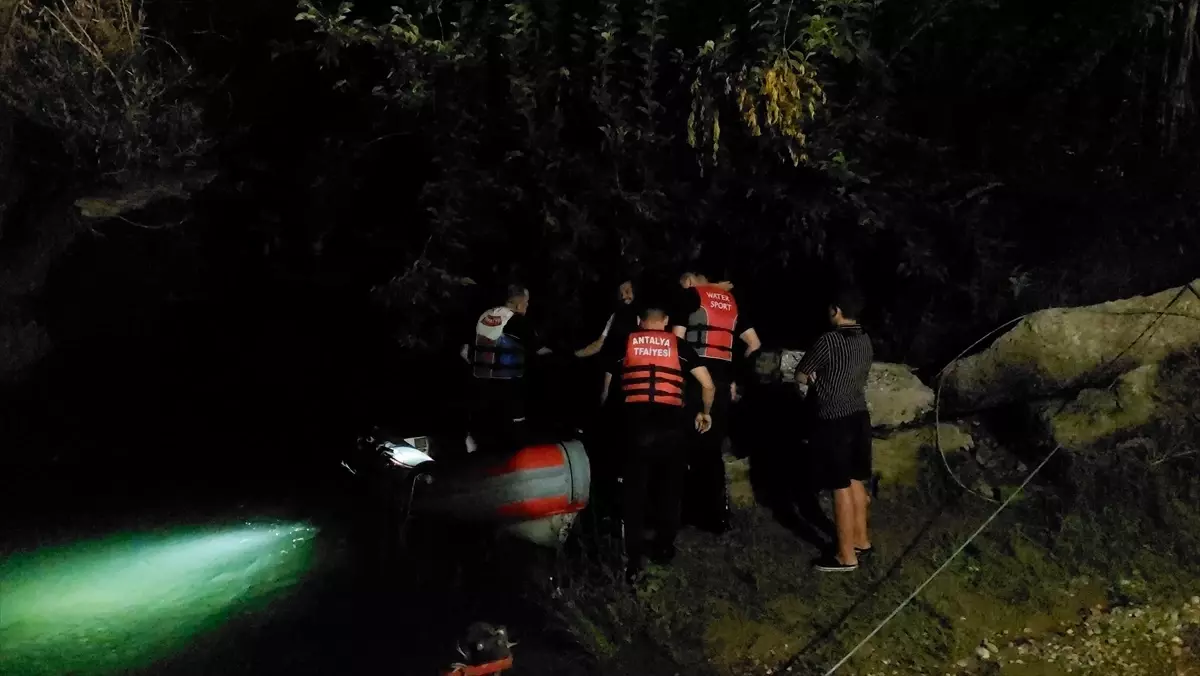 Manavgat Şelalesi'nde Mahsur Kalan İki Kişi Kurtarıldı
