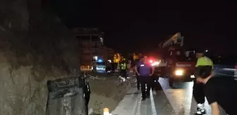 Manavgat'ta Otomobile Çarpan Kamyonet Sulama Kanalına Düştü: 3 Yaralı