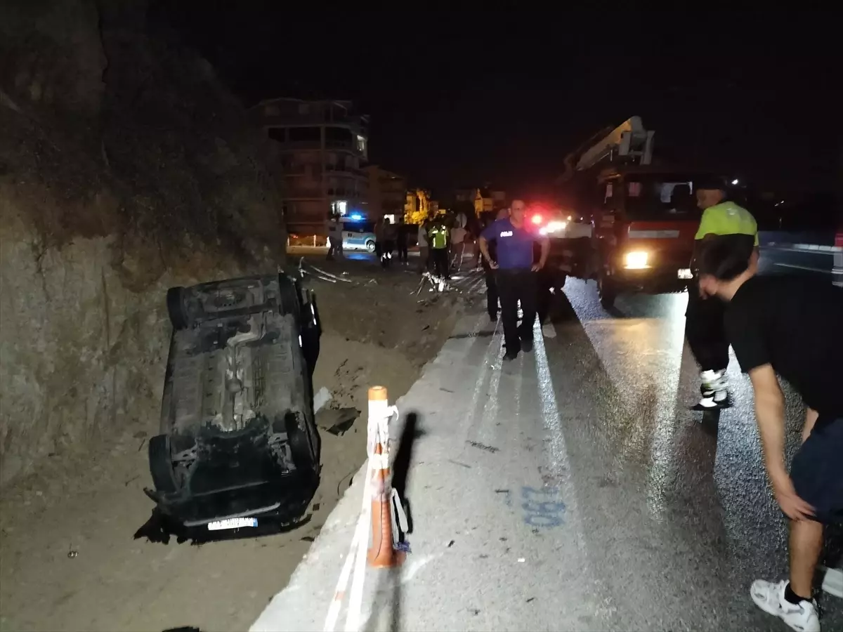 Manavgat&apos;ta Otomobile Çarpan Kamyonet Sulama Kanalına Düştü: 3 Yaralı