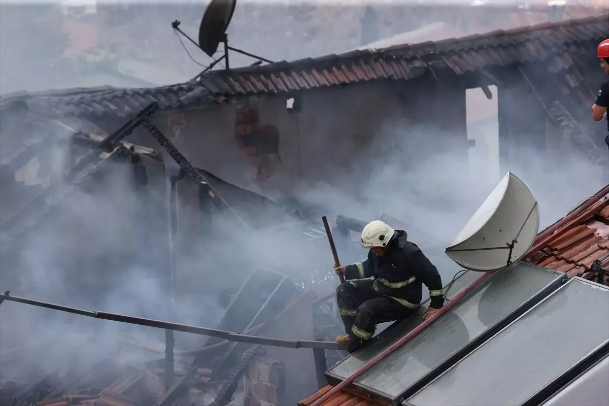 Antalya'da Tarihi Otelde Yangın Kontrol Altına Alındı