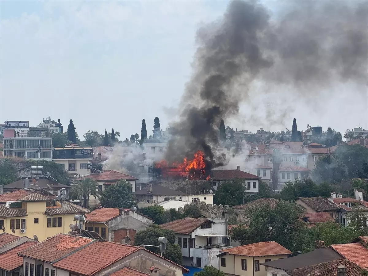 Antalya Kaleiçi'nde Yangın Çıktı