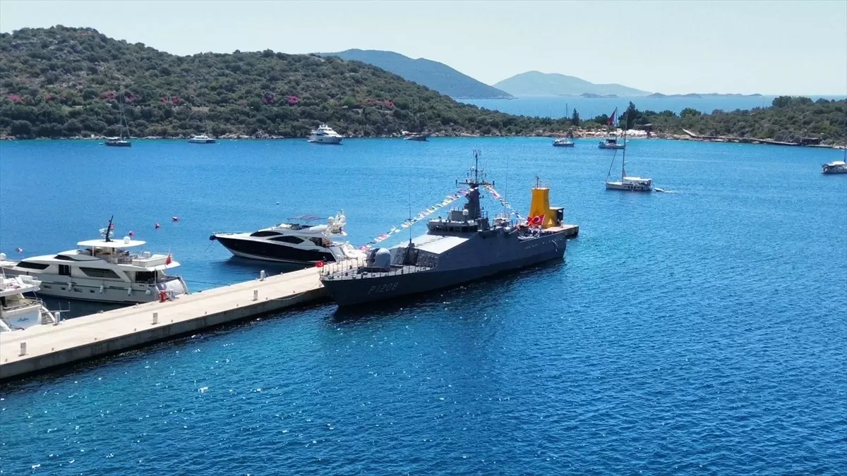 Zafer Bayramı'nda TCG Kaş Hücumbotu Halkı Ağırladı