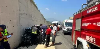 Antalya'da Tır Dorsesine Çarpan Otomobilde 1'i Ağır 3 Yaralı
