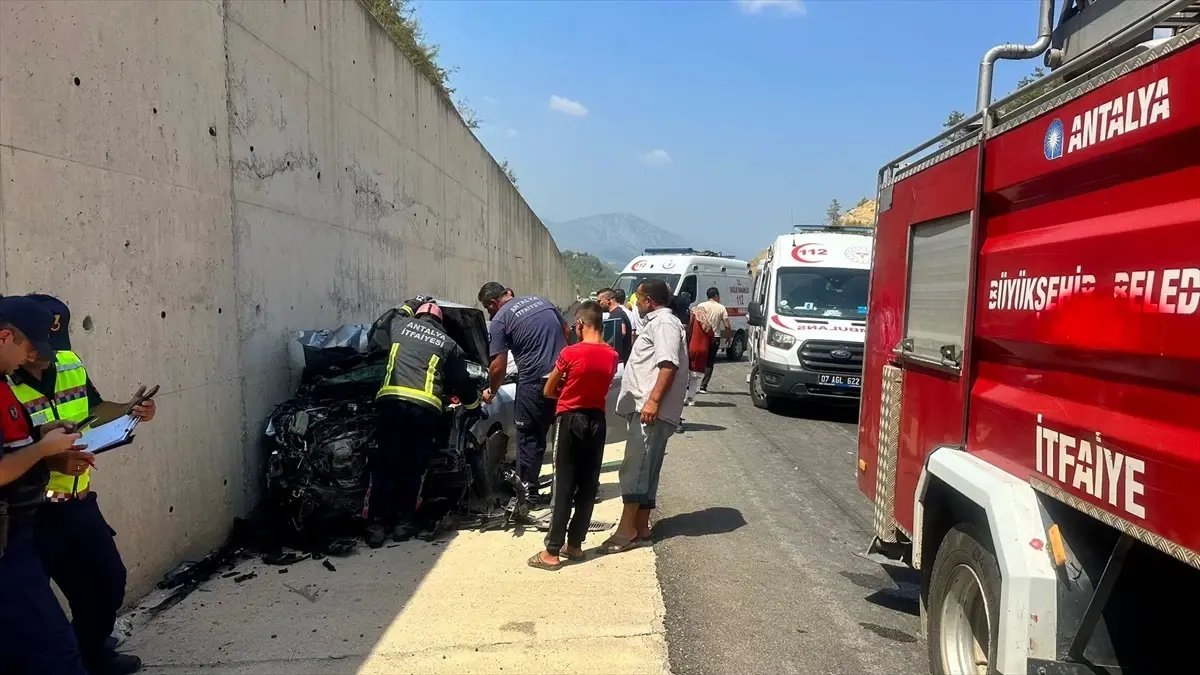 Antalya'da Tır Dorsesine Çarpan Otomobilde 1'i Ağır 3 Yaralı