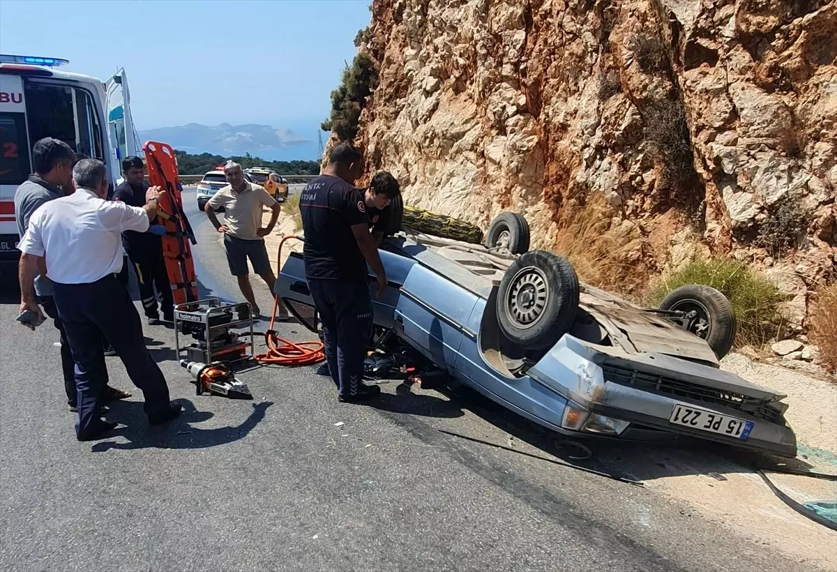 Antalya'nın Kaş İlçesinde Trafik Kazası: 2 Yaralı