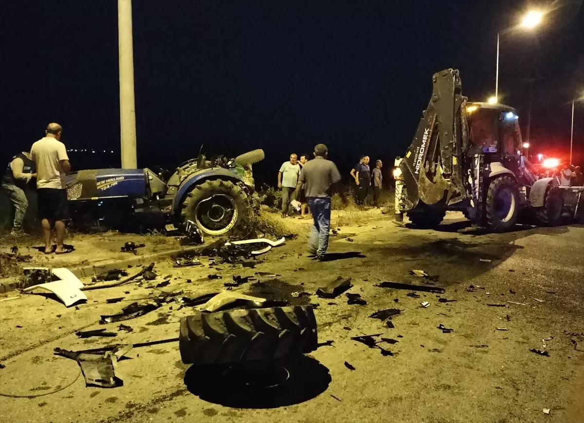 Manavgat'ta Traktör ve Otomobil Çarpıştı: 2 Yaralı