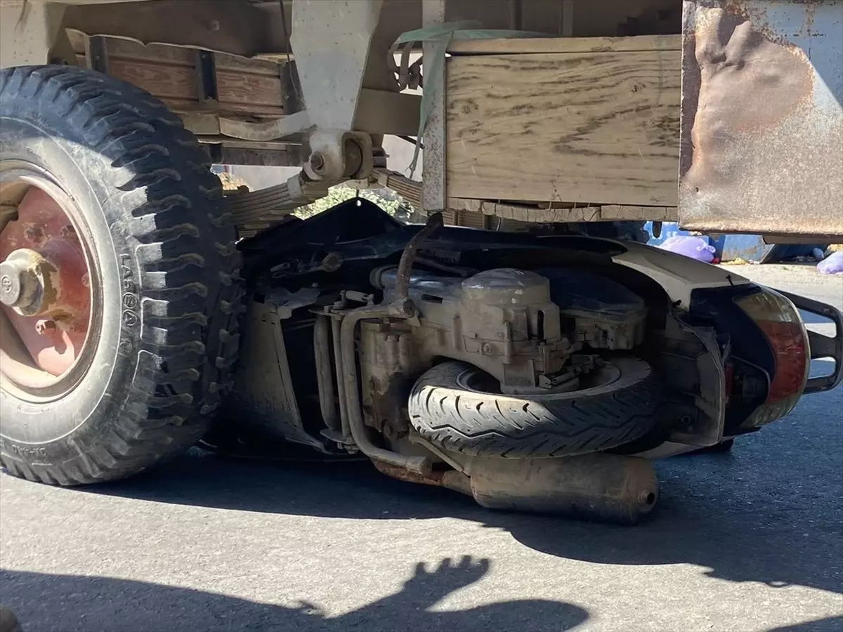 Serik'te Motosiklet-Traktör Çarpışması: Sürücü Yaralandı