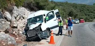 Antalya'da Tur Minibüsü Kayalıklara Çarptı: 17 Yaralı