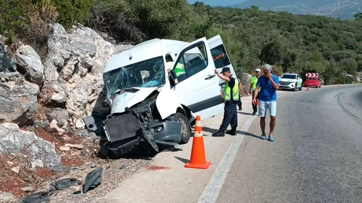 Antalya'da Tur Minibüsü Kayalıklara Çarptı: 17 Yaralı