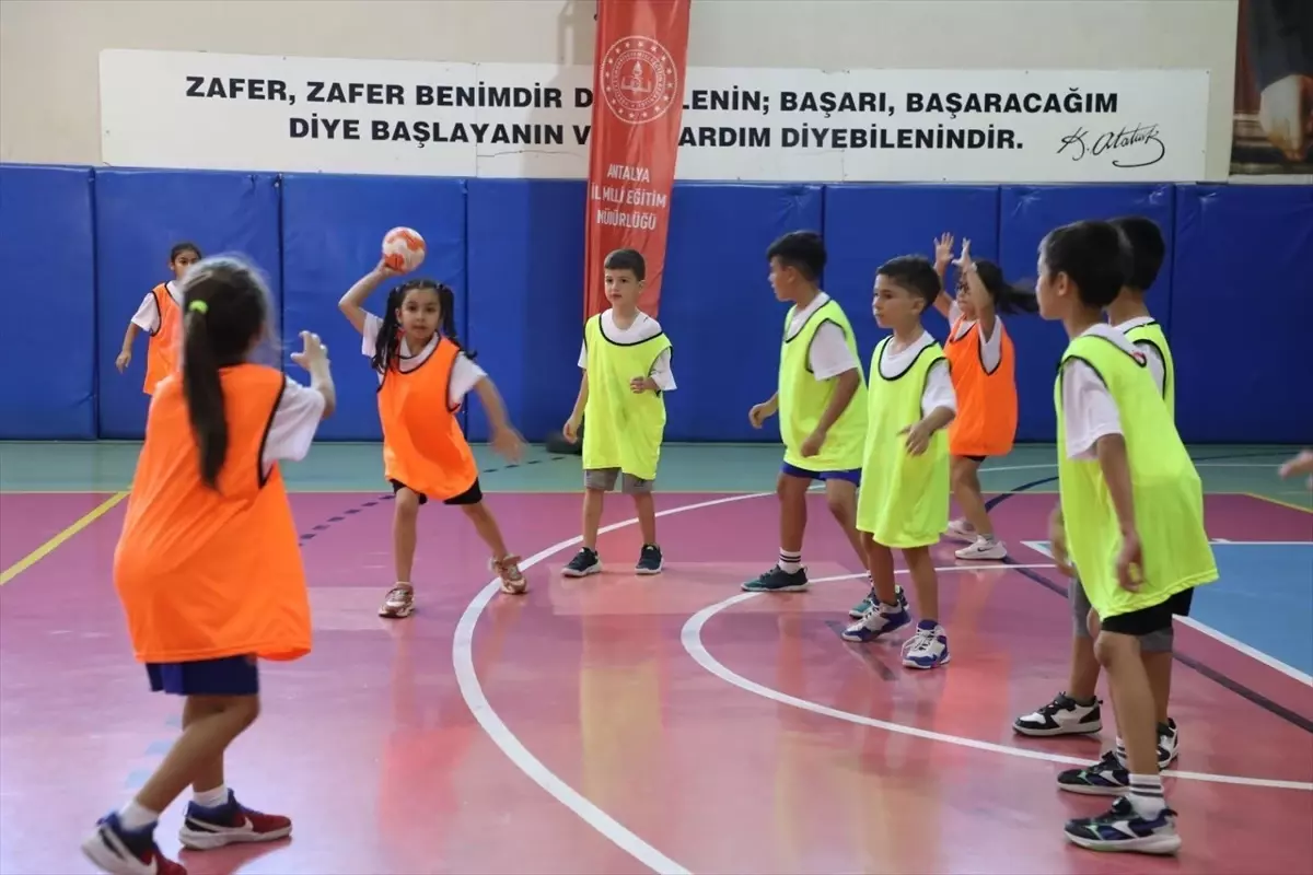 Antalya'da Çocuklara Hentbol Eğitimi: 'Üç Adımda Zirveye' Projesi Başladı