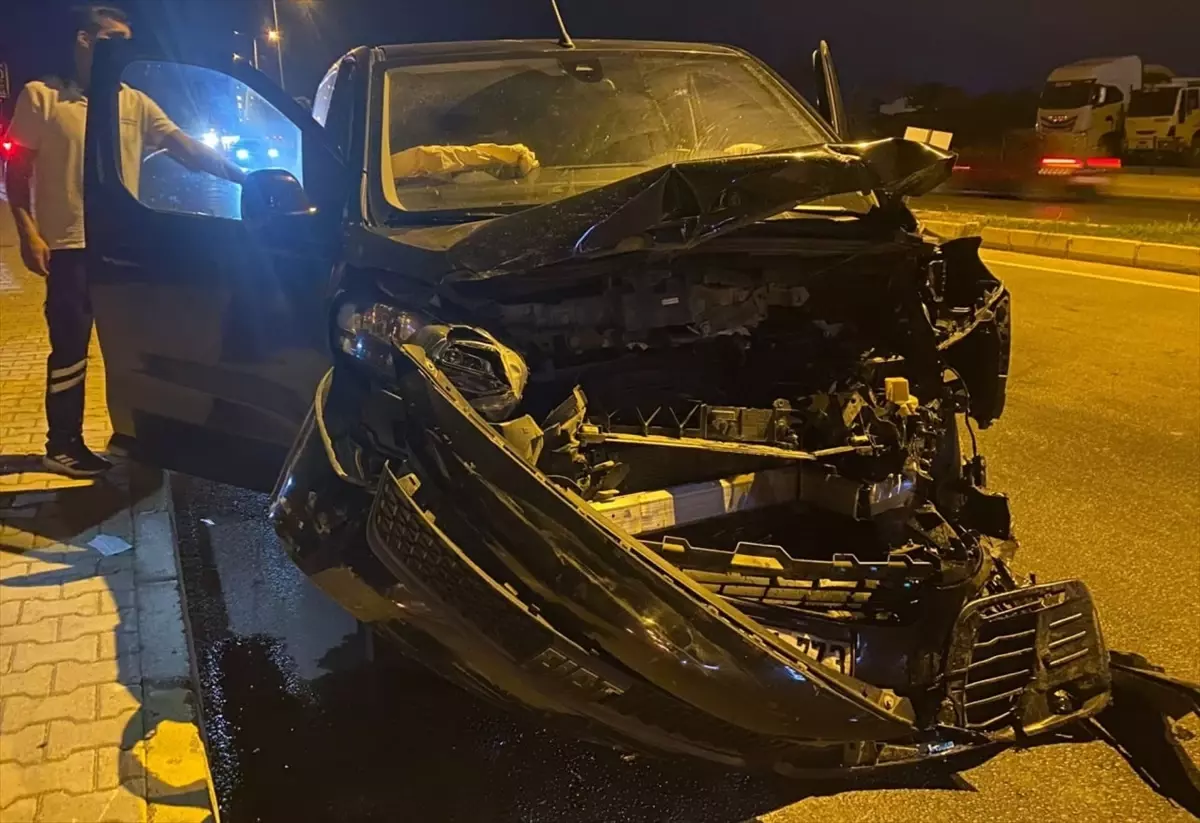Antalya'da Otomobil ve Minibüs Çarpıştı: 5 Yaralı