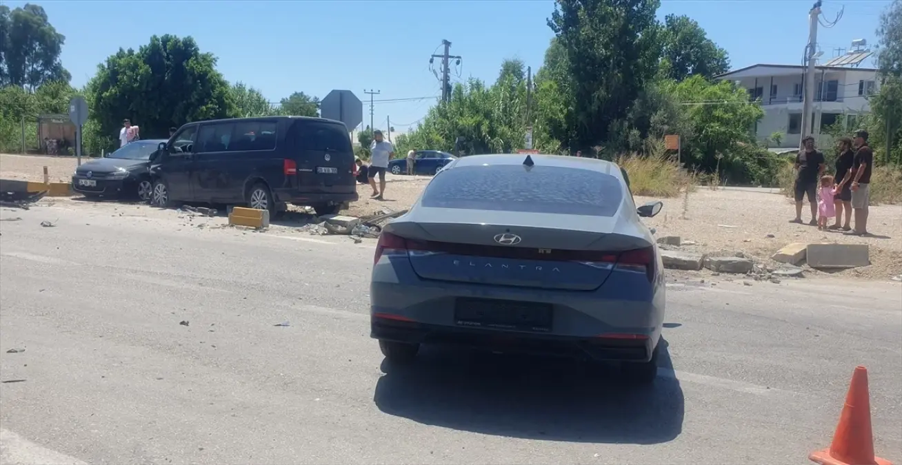 Antalya'da Trafik Kazası: 5 Yaralı