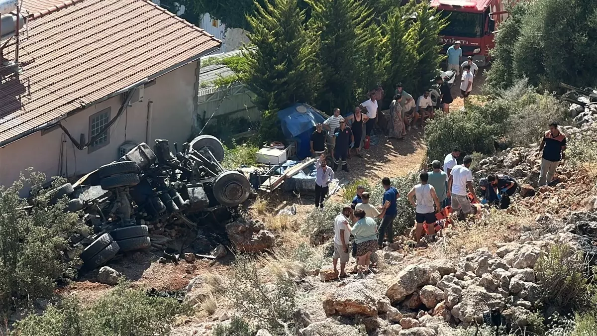 Antalya'da Uçuruma Devrilen Kamyondaki 2 Kişi Hayatını Kaybetti