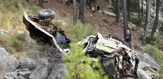 Antalya'da Uçuruma Yuvarlanan Kamyonetin Sürücüsü Hayatını Kaybetti