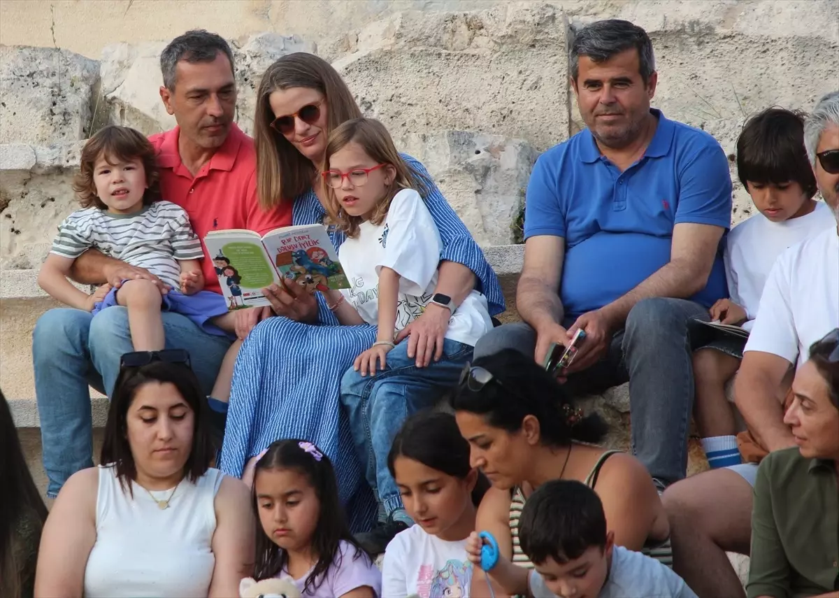 Kaş'ta Antik Tiyatroda Kitap Okuma Etkinliği Düzenlendi